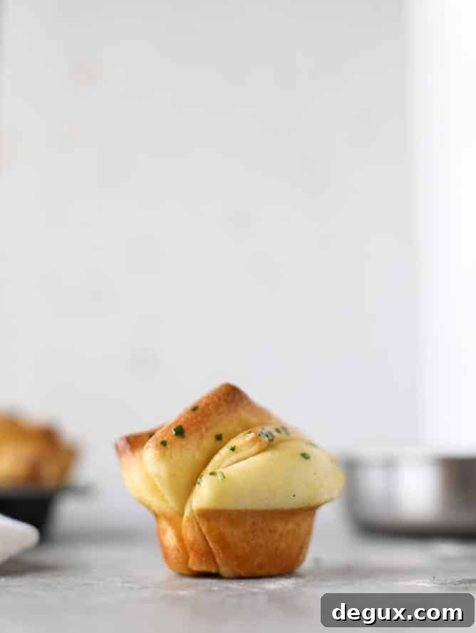 garlic butter pull apart rolls I howsweeteats.com 