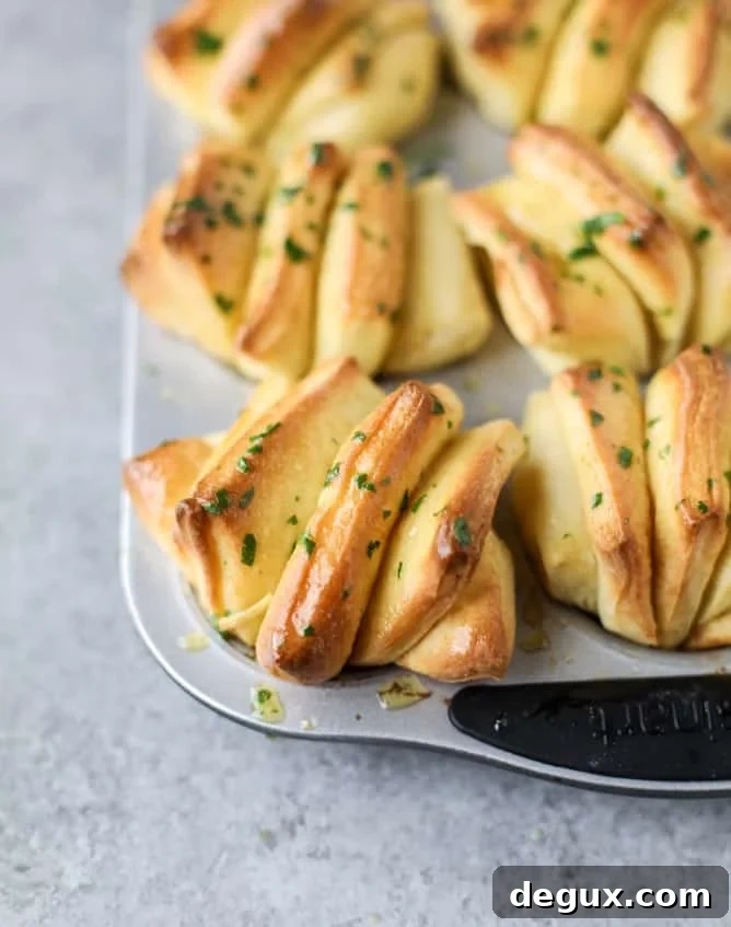 garlic butter pull apart rolls I howsweeteats.com 