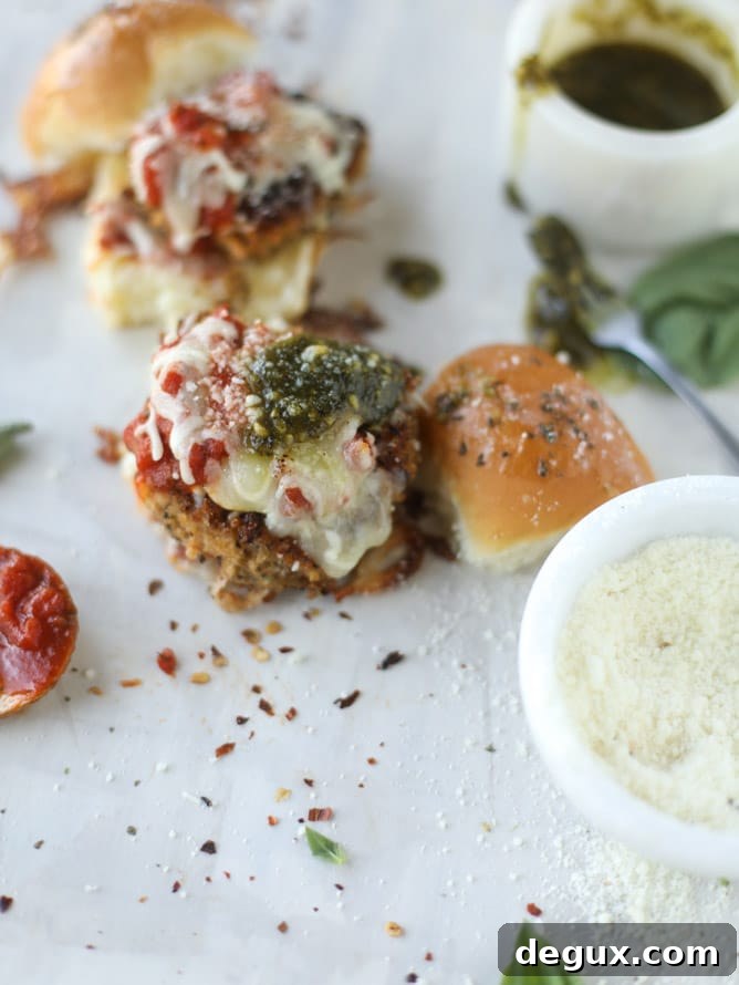pesto chicken parmesan sliders I howsweeteats.com