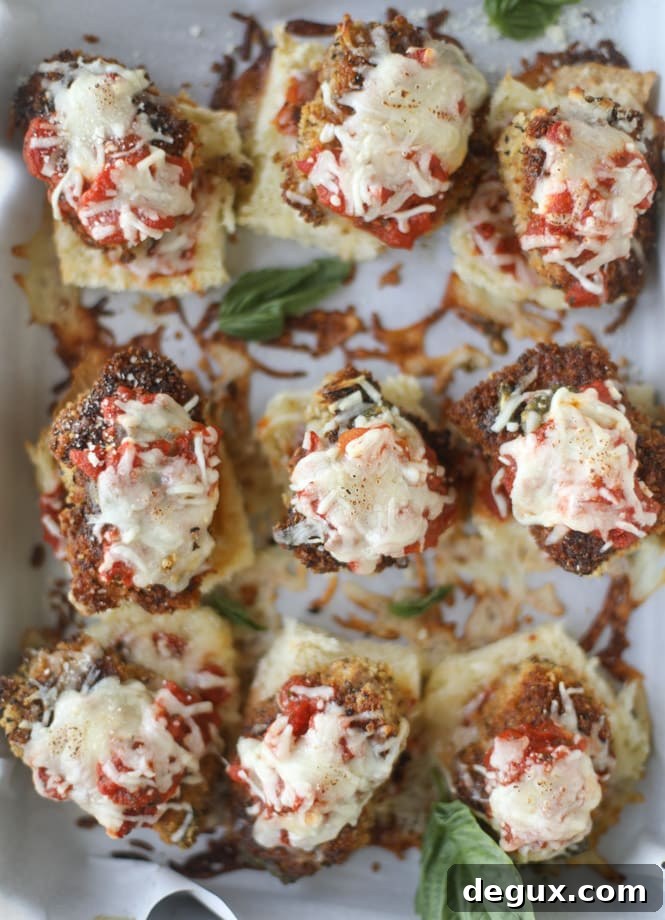 pesto chicken parmesan sliders I howsweeteats.com