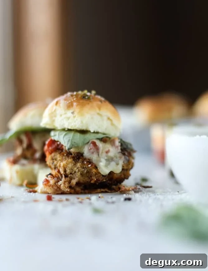 pesto chicken parmesan sliders I howsweeteats.com