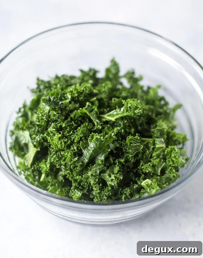 BLT Kale Salad with Greek Yogurt Ranch Dressing 3 BLT shredded kale salad with greek yogurt ranch I howsweeteats.com