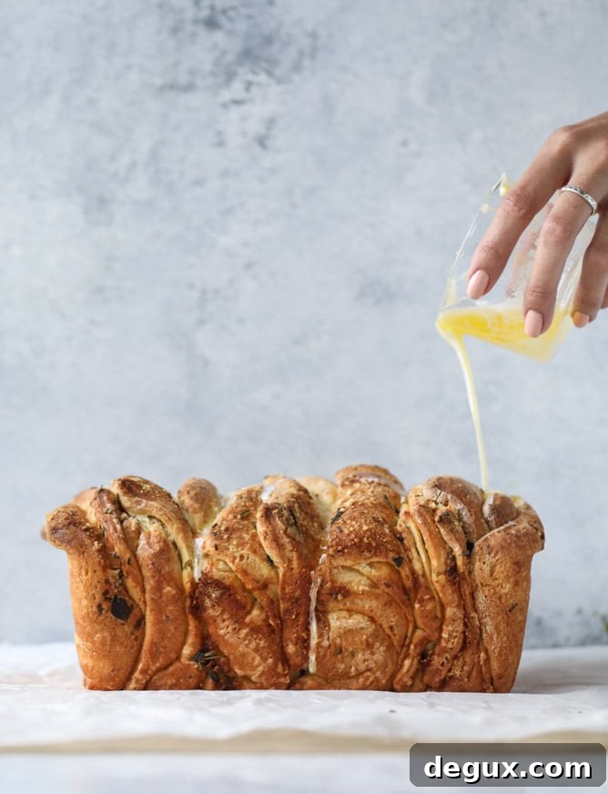 roasted garlic parmesan herb pull-apart bread I howsweeteats.com