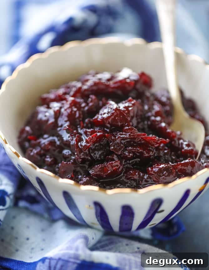 Bourbon Vanilla Cranberry Sauce Recipe for Friendsgiving 2017 5 bourbon cider vanilla cranberry sauce I howsweeteats.com #thanksgiving #cranberrysauce #sidedish