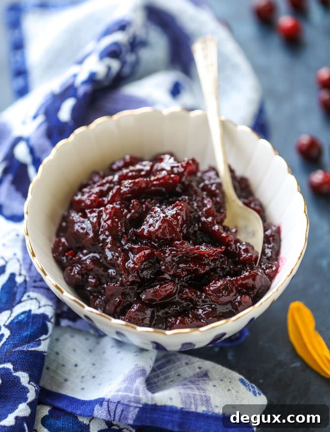 Bourbon Vanilla Cranberry Sauce Recipe for Friendsgiving 2017 8 bourbon cider vanilla cranberry sauce I howsweeteats.com #thanksgiving #cranberrysauce #sidedish