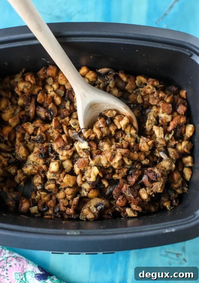 slow cooker stuffing I howsweeteats.com #thanksgiving #stuffing #slowcooker