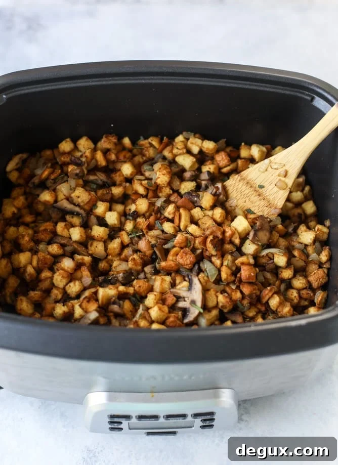 slow cooker stuffing I howsweeteats.com #thanksgiving #stuffing #slowcooker