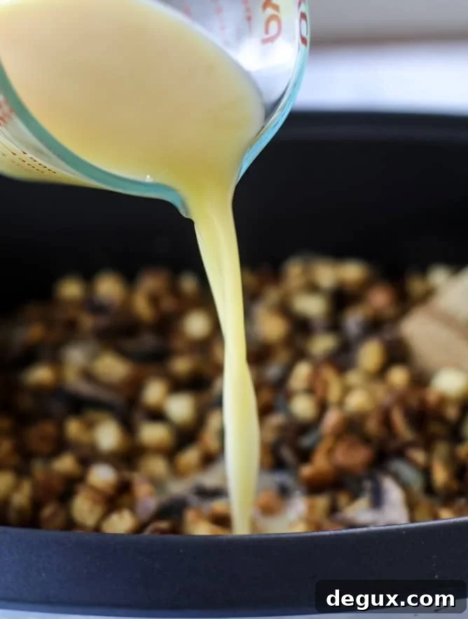 slow cooker stuffing I howsweeteats.com #thanksgiving #stuffing #slowcooker