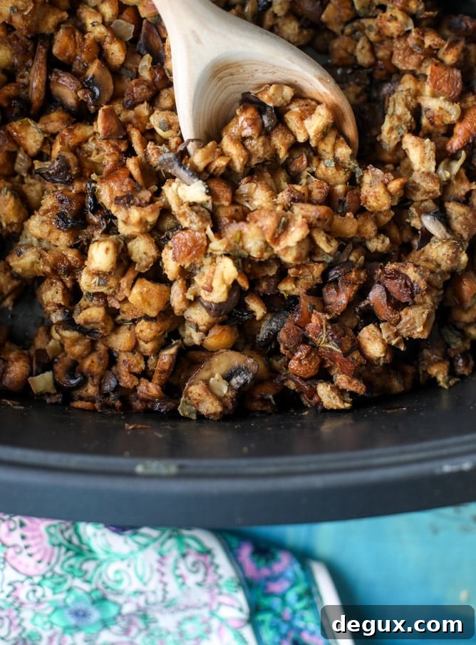 slow cooker stuffing I howsweeteats.com #thanksgiving #stuffing #slowcooker