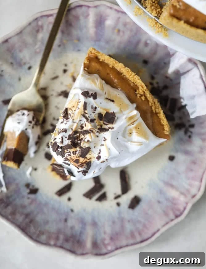 No-Bake Black-Bottom Pumpkin Pie with Marshmallow Topping for Friendsgiving 2017 2 chocolate pumpkin pie with marshmallow I howsweeteats.com #thanksgiving #pumpkin #pie