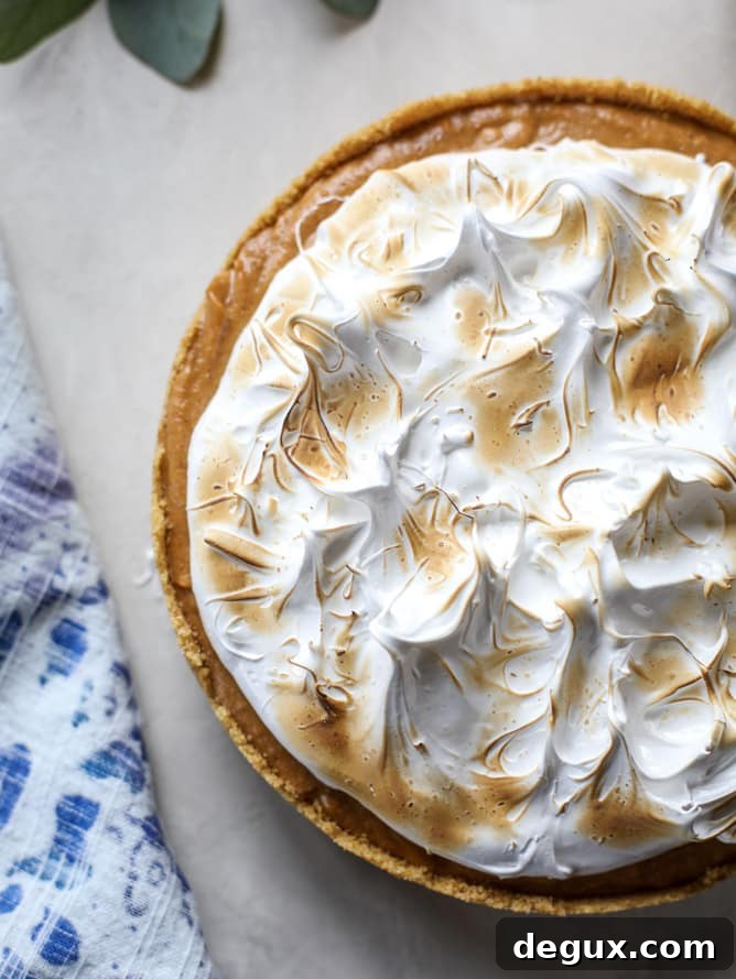 No-Bake Black-Bottom Pumpkin Pie with Marshmallow Topping for Friendsgiving 2017 4 chocolate pumpkin pie with marshmallow I howsweeteats.com #thanksgiving #pumpkin #pie