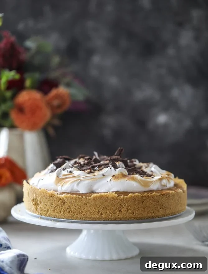 No-Bake Black-Bottom Pumpkin Pie with Marshmallow Topping for Friendsgiving 2017 5 chocolate pumpkin pie with marshmallow I howsweeteats.com #thanksgiving #pumpkin #pie