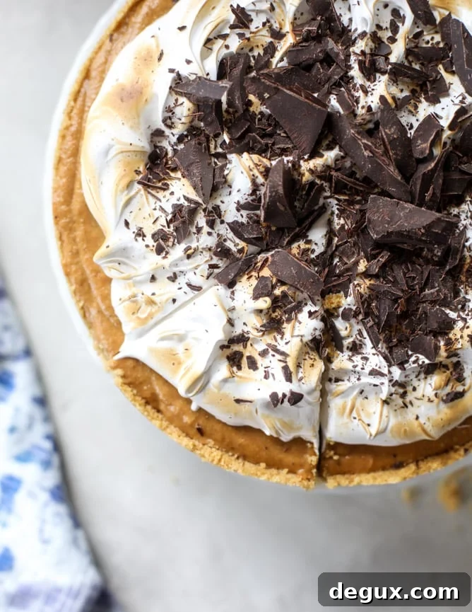 No-Bake Black-Bottom Pumpkin Pie with Marshmallow Topping for Friendsgiving 2017 6 chocolate pumpkin pie with marshmallow I howsweeteats.com #thanksgiving #pumpkin #pie