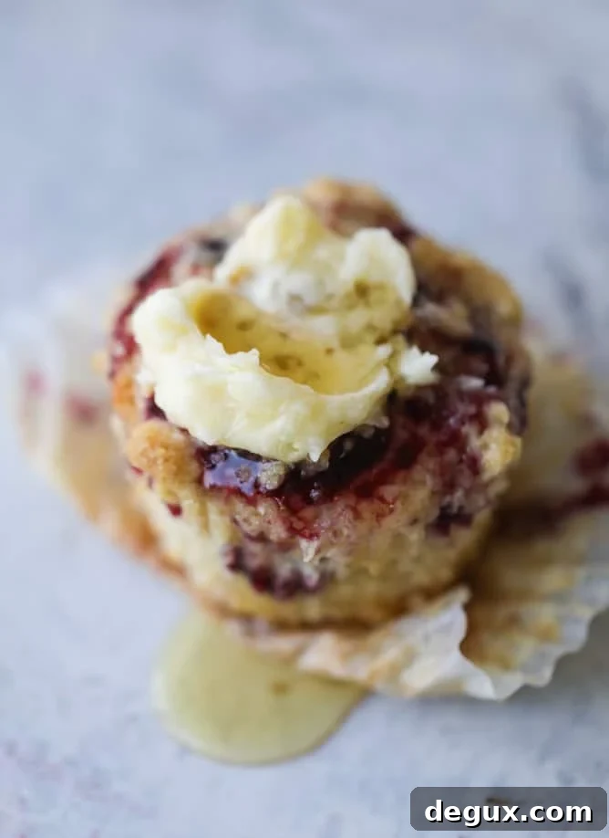 cranberry swirl crumble muffins I howsweeteats.com #thanksgiving #christmas #muffins #cranberry
