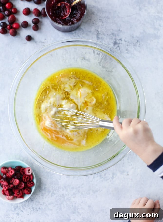 cranberry swirl crumble muffins I howsweeteats.com #thanksgiving #christmas #muffins #cranberry