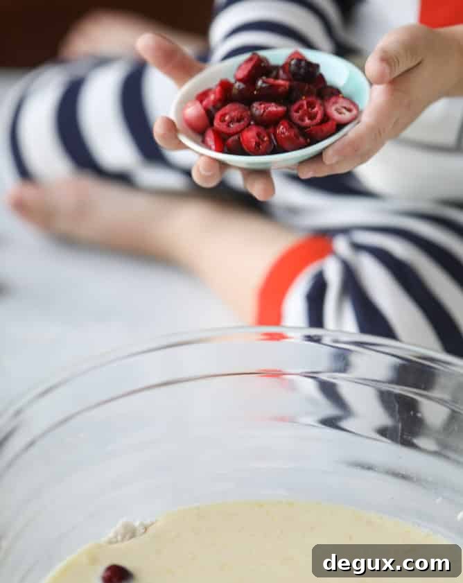 cranberry swirl crumble muffins I howsweeteats.com #thanksgiving #christmas #muffins #cranberry