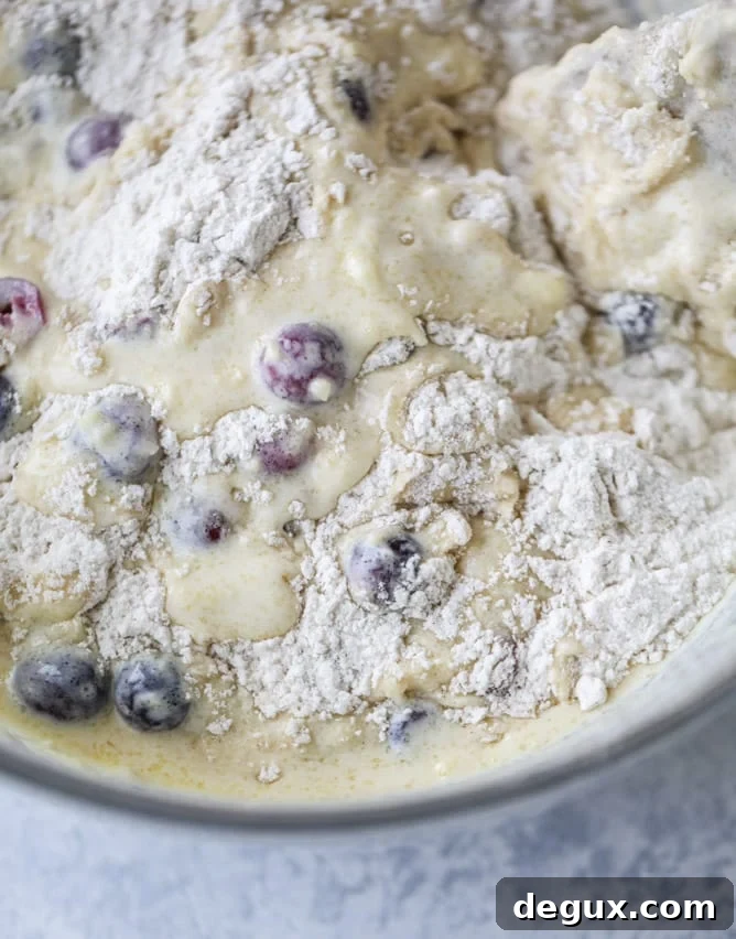 cranberry swirl crumble muffins I howsweeteats.com #thanksgiving #christmas #muffins #cranberry