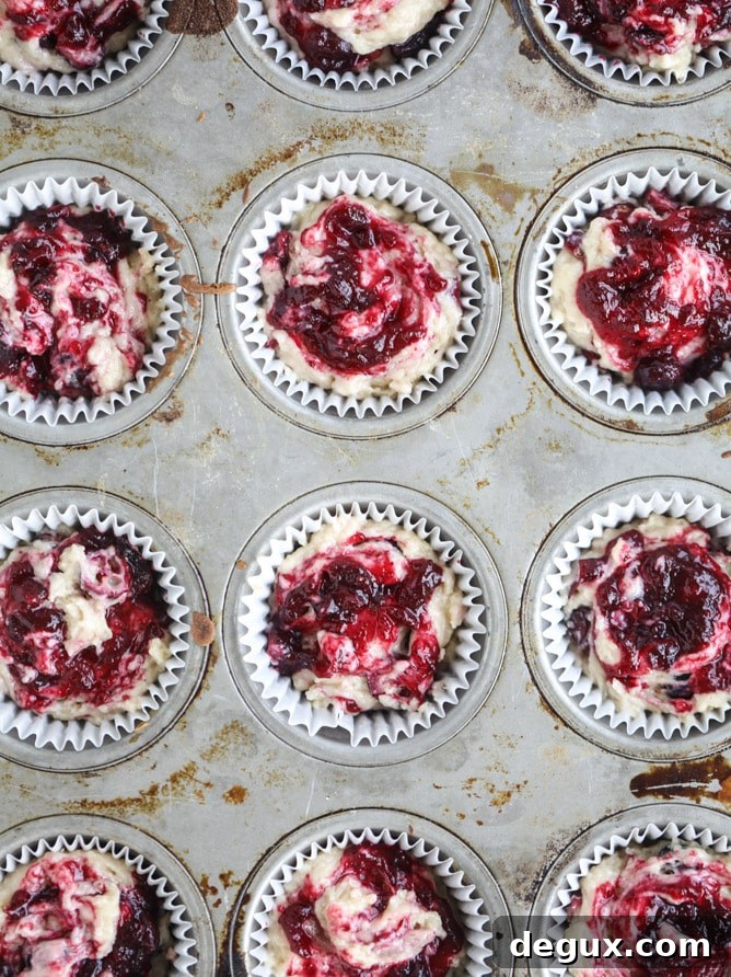 cranberry swirl crumble muffins I howsweeteats.com #thanksgiving #christmas #muffins #cranberry