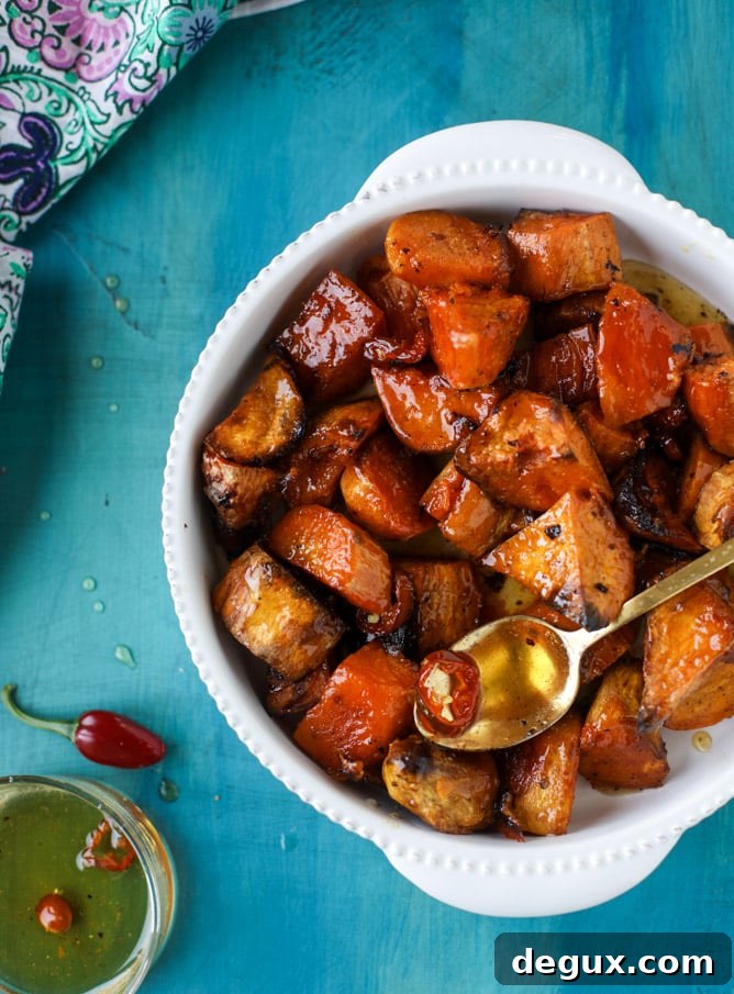 Hot Honey Caramel Sweet Potatoes for Friendsgiving 2017 6 hot honey caramel sweet potatoes I howsweeteats.com #thanksgiving #sweetpotatoes #recipes