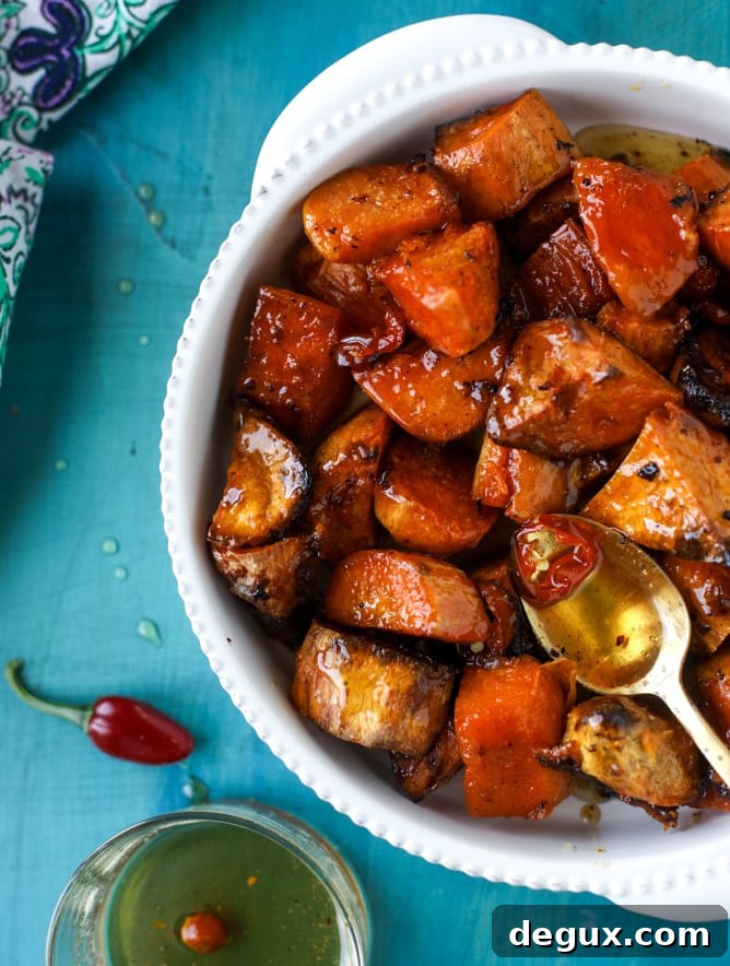 Hot Honey Caramel Sweet Potatoes for Friendsgiving 2017 8 hot honey caramel sweet potatoes I howsweeteats.com #thanksgiving #sweetpotatoes #recipes