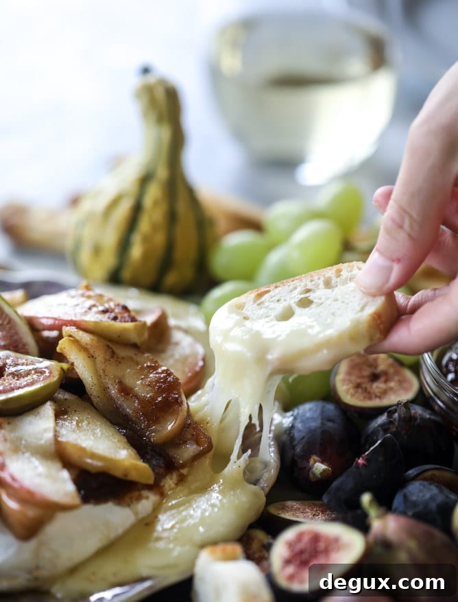 Maple Cream & Apple Baked Brie: Ultimate Friendsgiving Crostini Bar 5 thanksgiving crostini bar with maple apple brie cheese