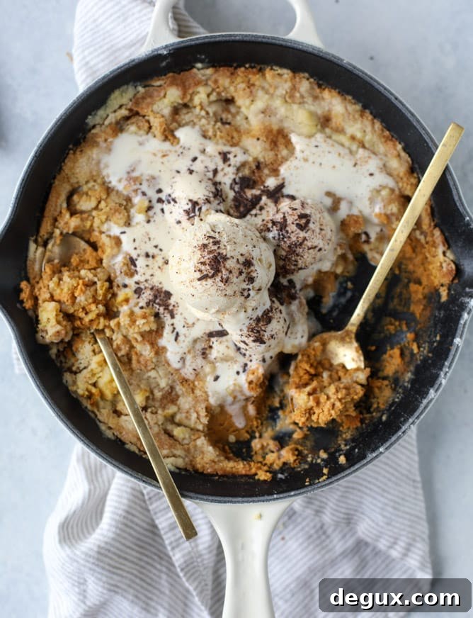 pumpkin skillet cobbler I howsweeteats.com