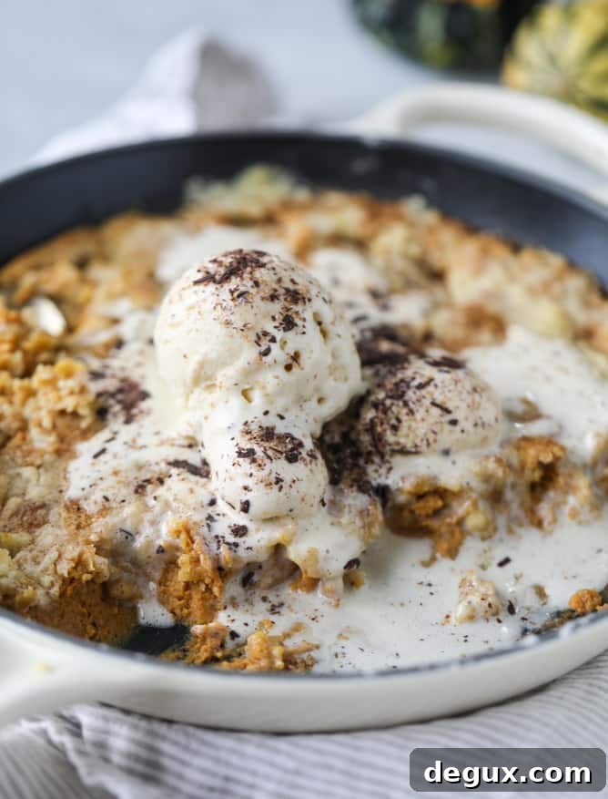 pumpkin skillet cobbler I howsweeteats.com