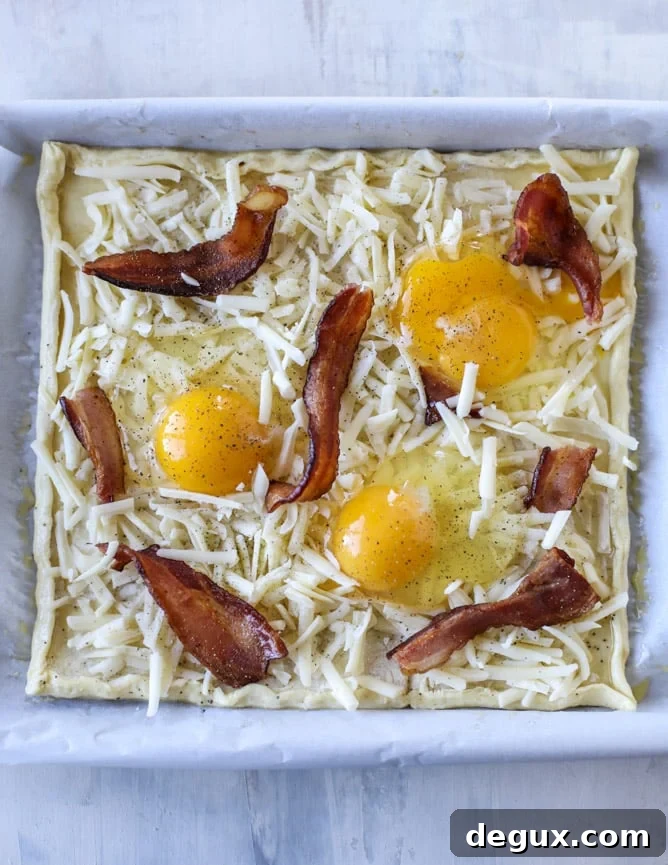 puff pastry breakfast pizza I howsweeteats.com #breakfast #pizza #puffpastry #brunch #christmas