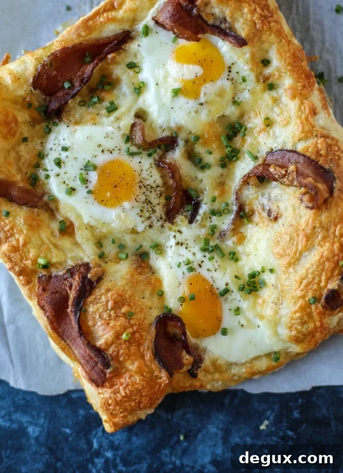 puff pastry breakfast pizza I howsweeteats.com #breakfast #pizza #puffpastry #brunch #christmas