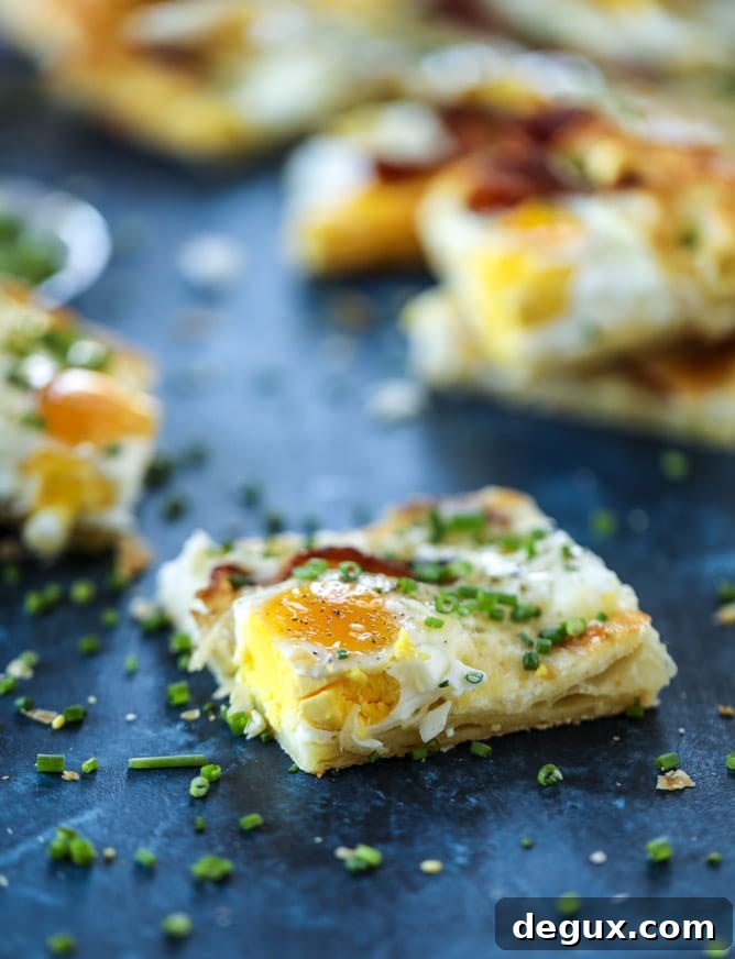 puff pastry breakfast pizza I howsweeteats.com #breakfast #pizza #puffpastry #brunch #christmas