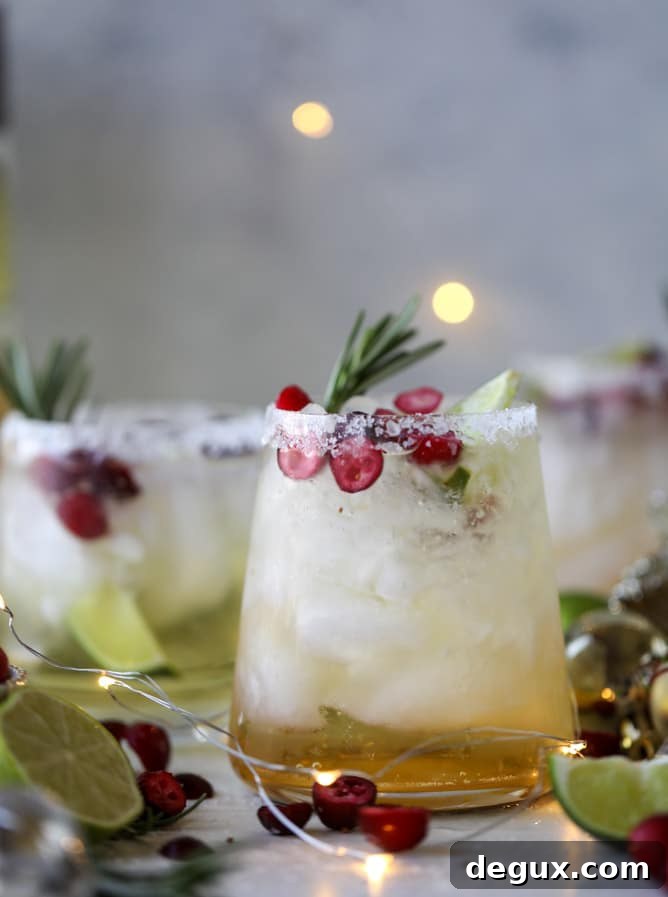 Mistletoe Margarita Recipe for Festive Holiday Cocktails 5 mistletoe margaritas I howsweeteats.com #christmas #margaritas #cocktails