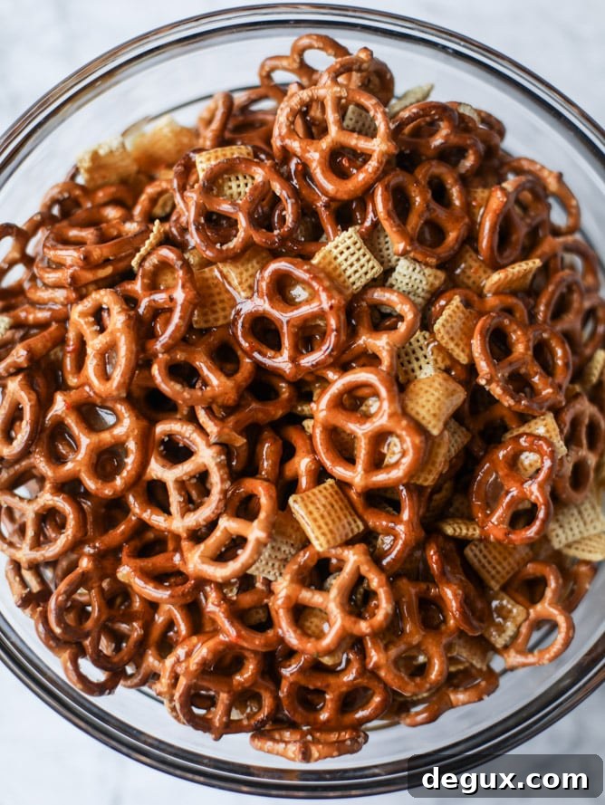 chipotle caramel chex mix recipe I howsweeteats.com #chexmix #snackmix #holidays #christmas