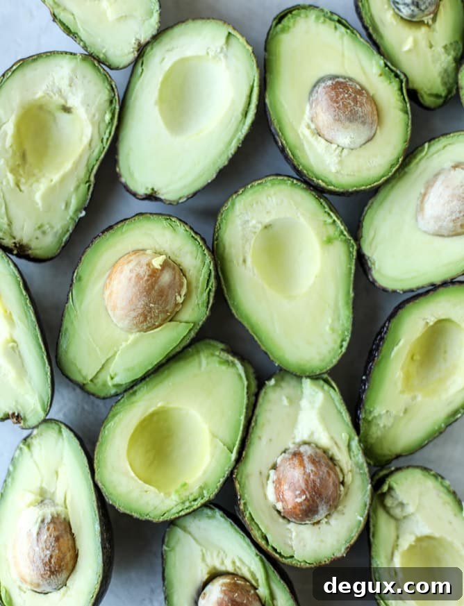 Crispy Carnitas with Creamy Guacamole Bowl 3 crispy carnitas guacamole I howsweeteats.com #guacamole #dip #avocado
