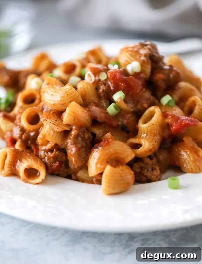 one pot chili cheese pasta I howsweeteats.com #onepotpasta #chili #cheese #chilimac #beef