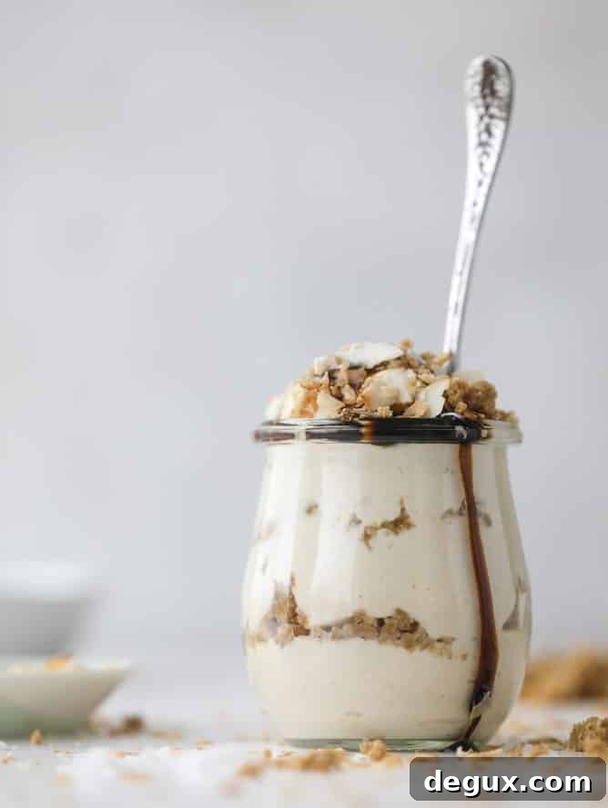 peanut butter crumble yogurt parfaits I howsweeteats.com #peanutbutter #greekyogurt #parfait #breakfast #dessert