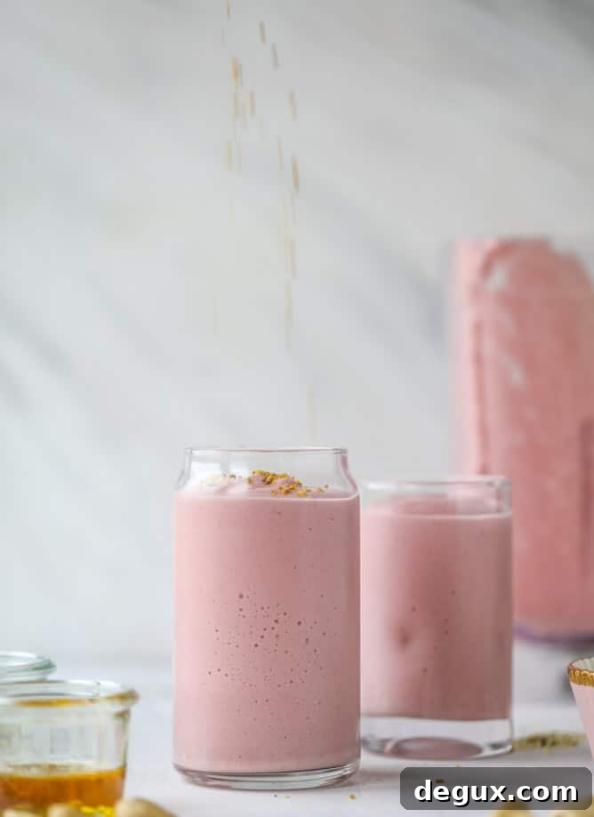 strawberry cashew smoothie I howsweeteats.com #strawberry #cashew #smoothie #healthy #breakfast