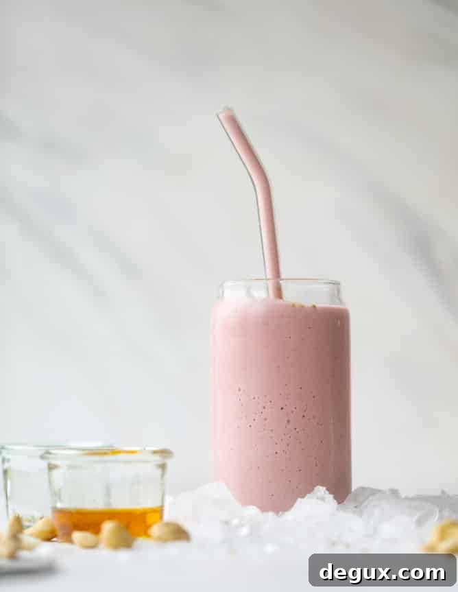 strawberry cashew smoothie I howsweeteats.com #strawberry #cashew #smoothie #healthy #breakfast