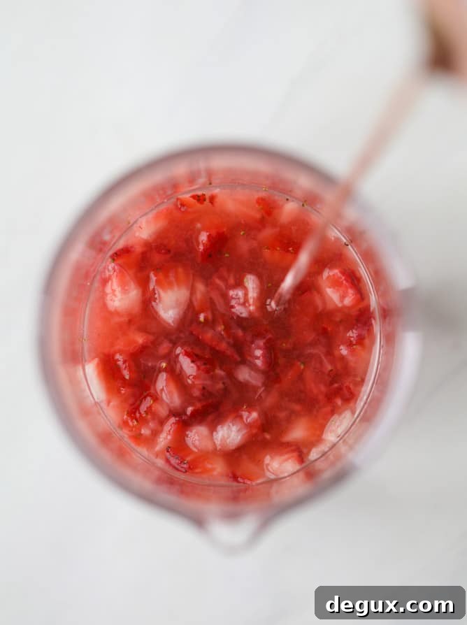 Strawberry Champagne Tequila Fizz Cocktail Recipe 4 strawberry champagne tequila fizz I howsweeteats.com #strawberry #champagne #tequila #cocktail #jalapeno