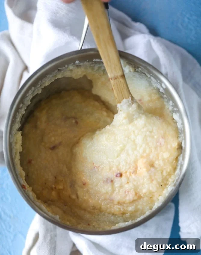 Pimento Cheese Grits for Brunch — Creamy Southern Recipe 3 pimento cheese brunch grits I howsweeteats.com #pimentocheese #brunch #breakfast #grits #bacon #kentuckyderby