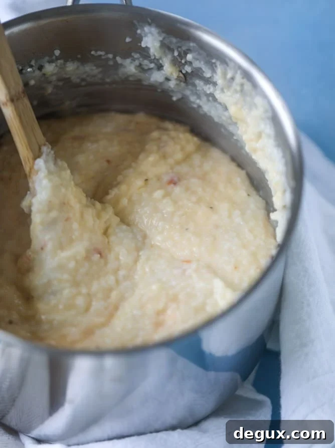 Pimento Cheese Grits for Brunch — Creamy Southern Recipe 4 pimento cheese brunch grits I howsweeteats.com #pimentocheese #brunch #breakfast #grits #bacon #kentuckyderby