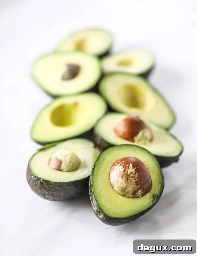 Lobster Guacamole Recipe: Creamy Lobster Avocado Dip for Parties 3 lobster guacamole I howsweeteats.com #lobster #guacamole #avocado #seafood #dip