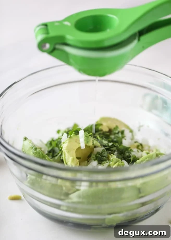 Lobster Guacamole Recipe: Creamy Lobster Avocado Dip for Parties 4 lobster guacamole I howsweeteats.com #lobster #guacamole #avocado #seafood #dip