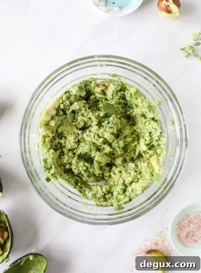 Lobster Guacamole Recipe: Creamy Lobster Avocado Dip for Parties 5 lobster guacamole I howsweeteats.com #lobster #guacamole #avocado #seafood #dip