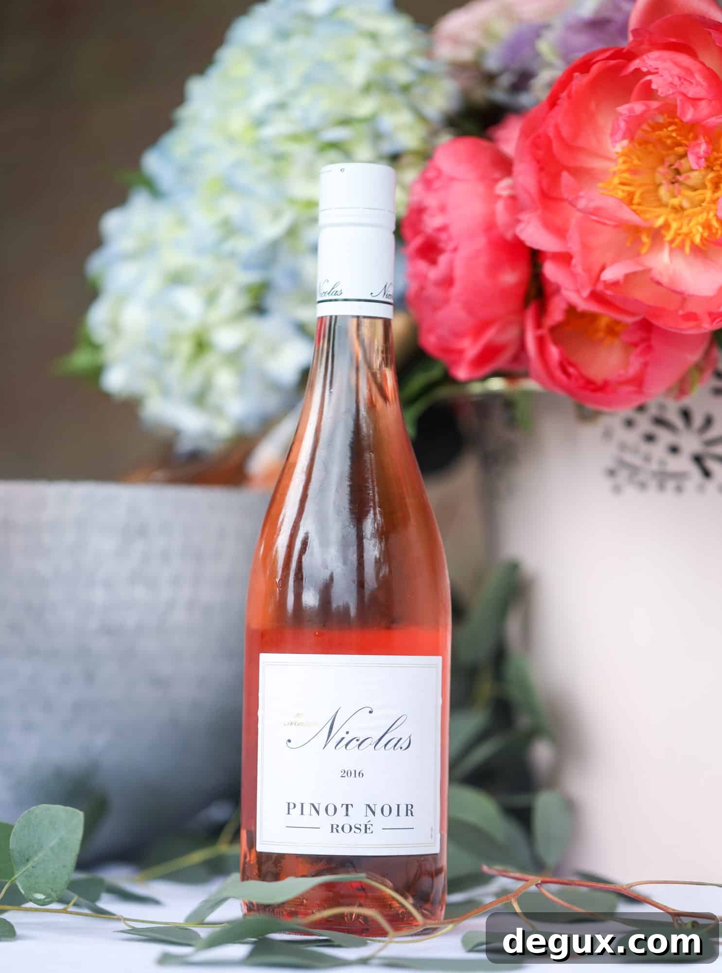 The best rosé to drink - all here in one epic summer guide for you! I'm sharing my personal favorite top ten rosé wines to drink in summer 2018, along with the perfect cheese board and snacks to go with. I howsweeteats.com #rosé #rose #summer #2018 #cheeseboard 