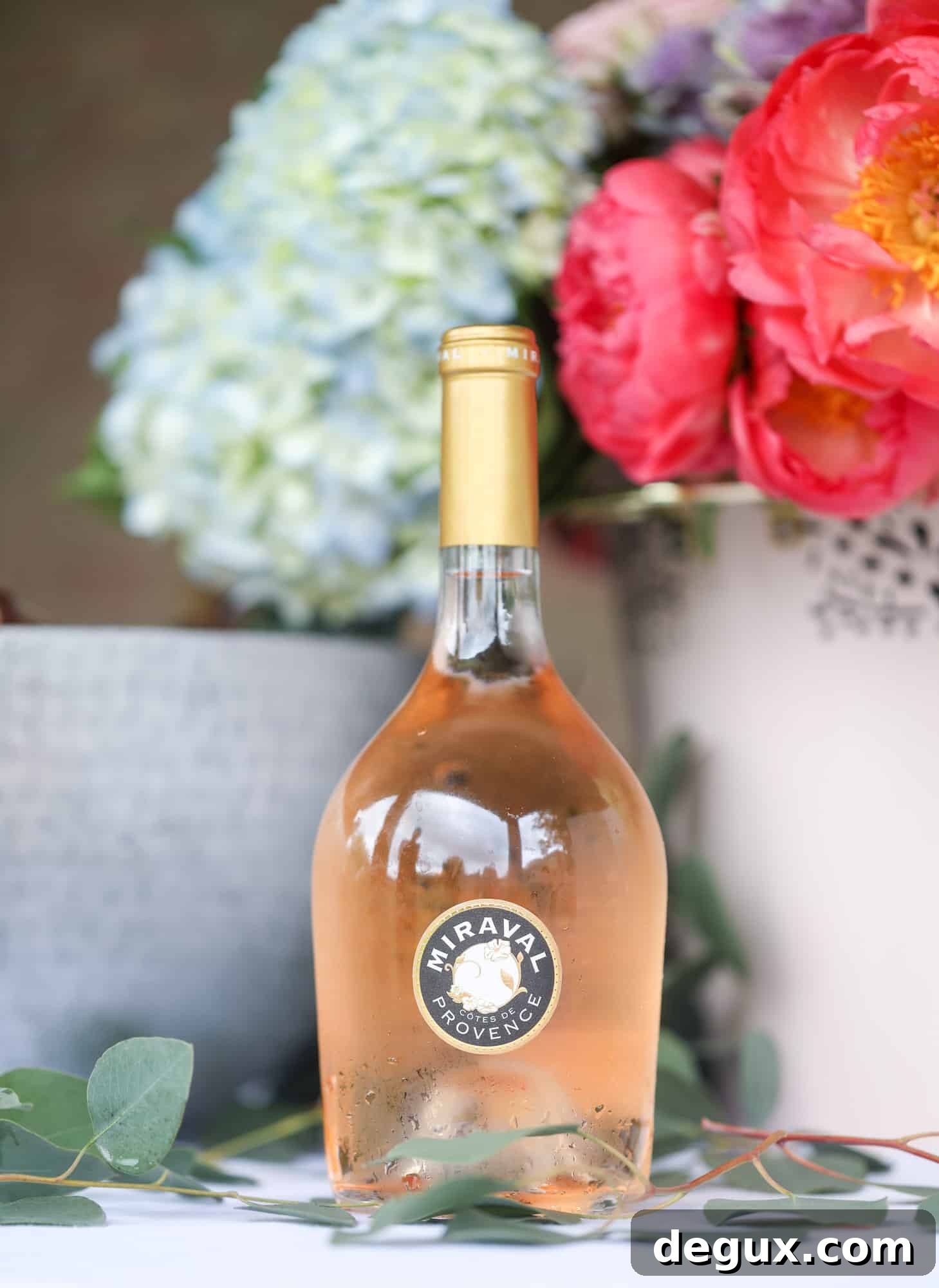 The best rosé to drink - all here in one epic summer guide for you! I'm sharing my personal favorite top ten rosé wines to drink in summer 2018, along with the perfect cheese board and snacks to go with. I howsweeteats.com #rosé #rose #summer #2018 #cheeseboard 