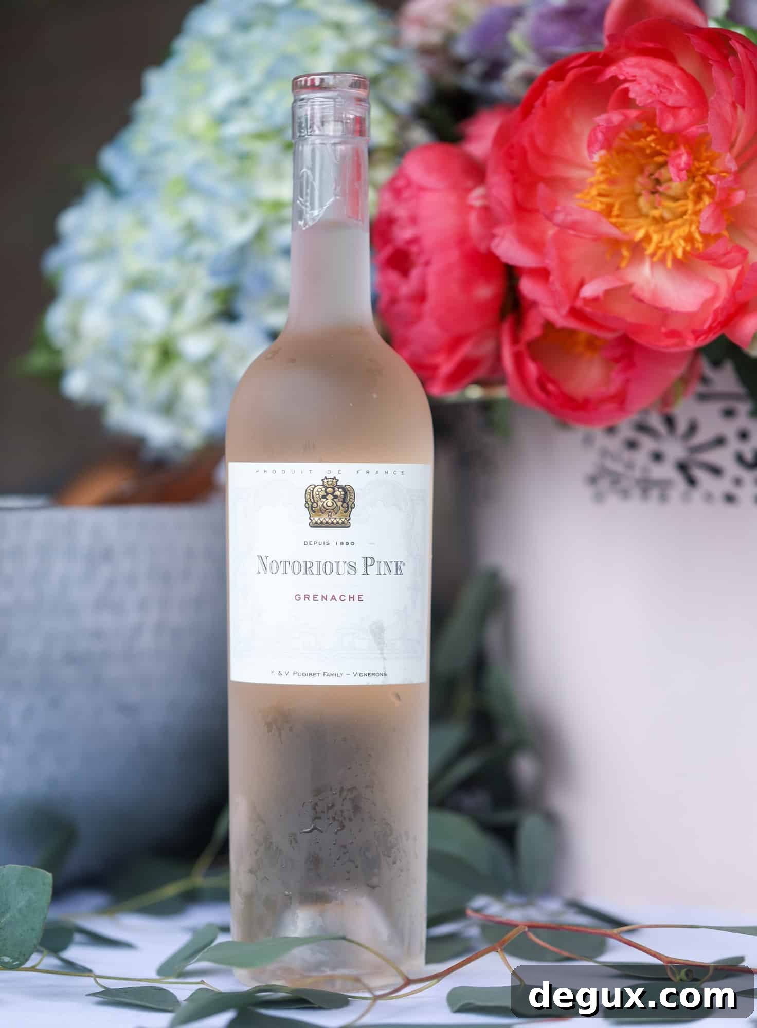 The best rosé to drink - all here in one epic summer guide for you! I'm sharing my personal favorite top ten rosé wines to drink in summer 2018, along with the perfect cheese board and snacks to go with. I howsweeteats.com #rosé #rose #summer #2018 #cheeseboard 