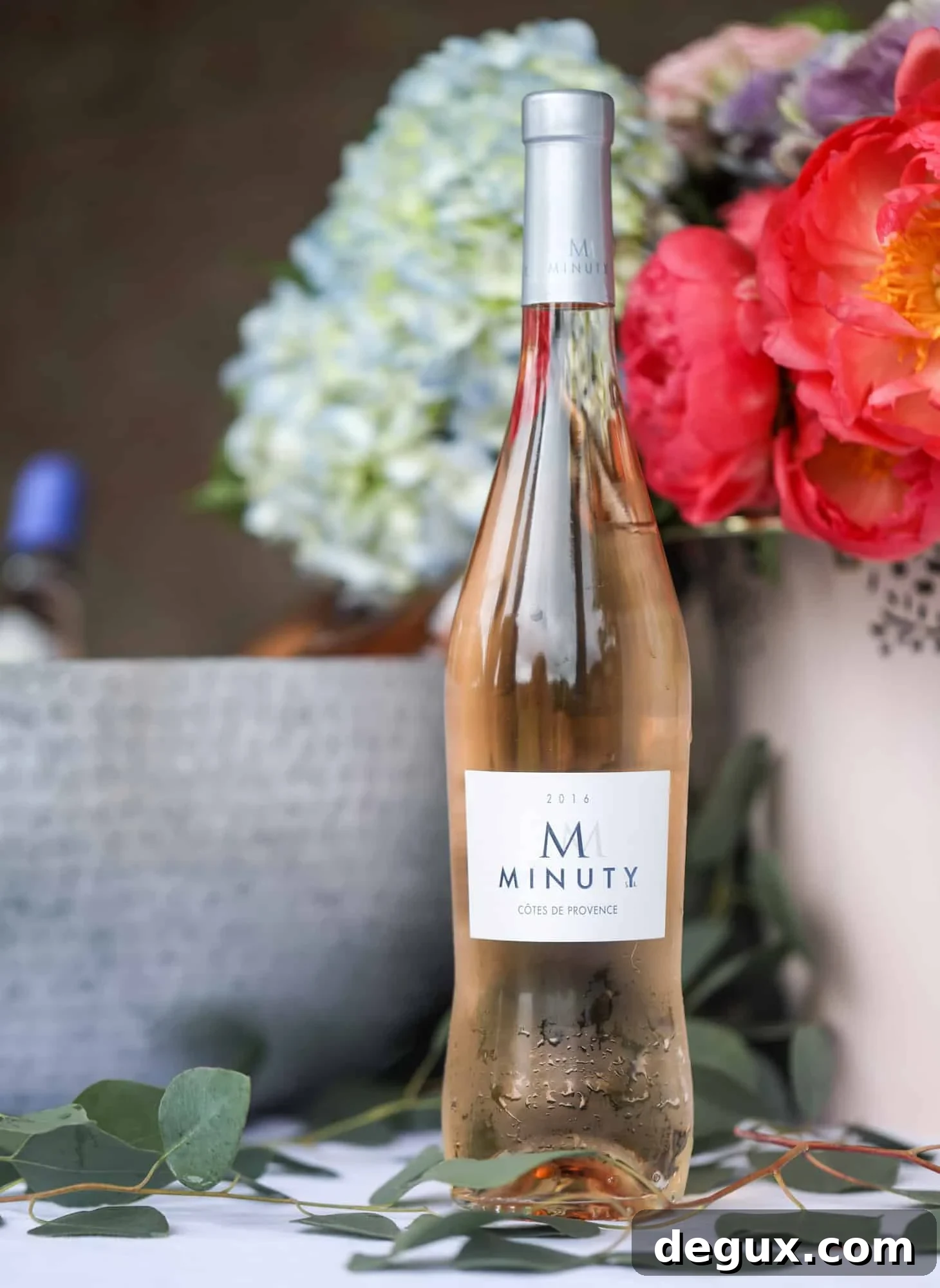 The best rosé to drink - all here in one epic summer guide for you! I'm sharing my personal favorite top ten rosé wines to drink in summer 2018, along with the perfect cheese board and snacks to go with. I howsweeteats.com #rosé #rose #summer #2018 #cheeseboard 
