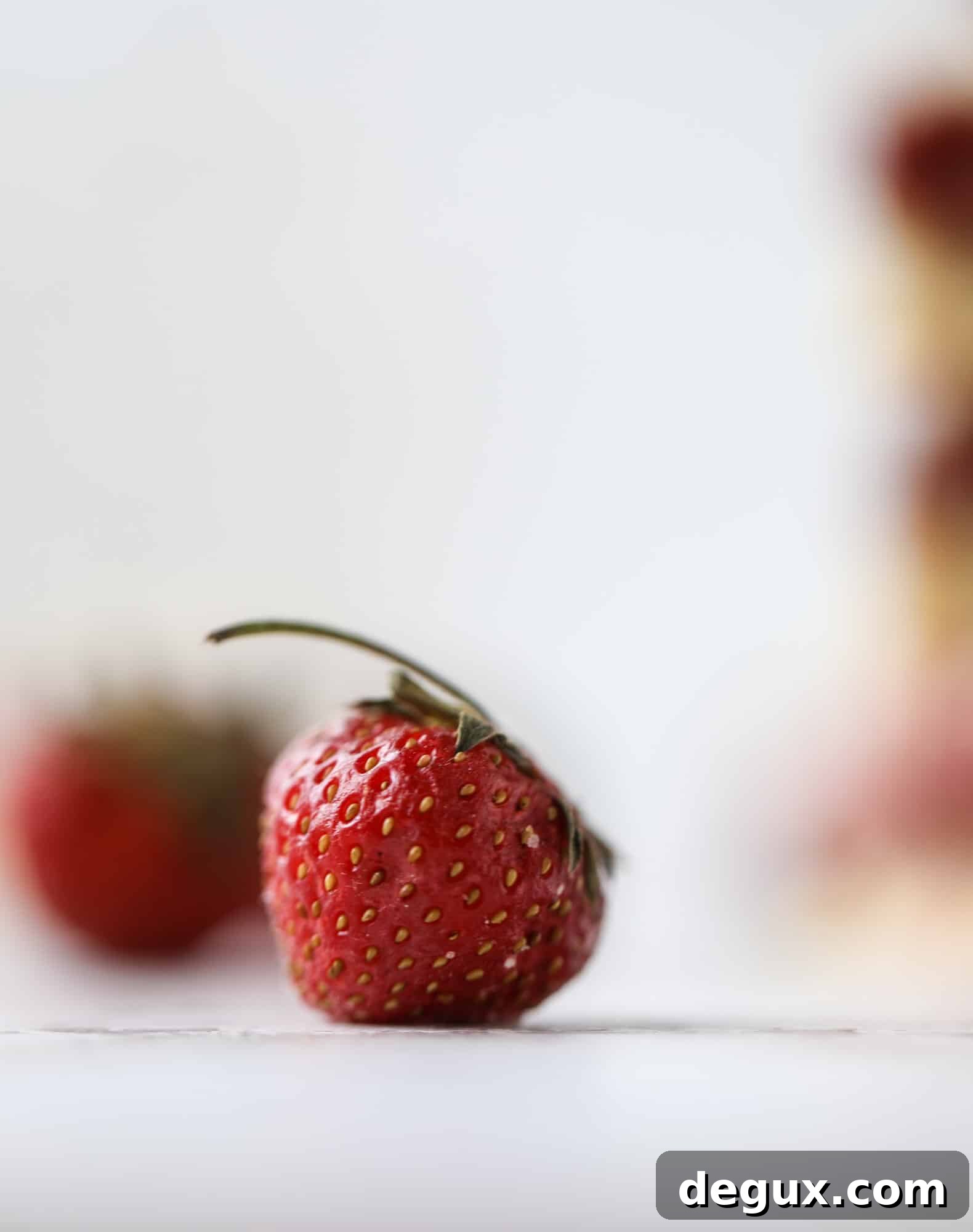 These strawberry cobbler bars are super delicious and perfect for a crowd! Made with juicy fresh strawberries, they start with a shortbread crust and end with a crumbly topping with a warm and delicious fruity filling. Huge hit! I howsweeteats.com #strawberry #cobbler #bars