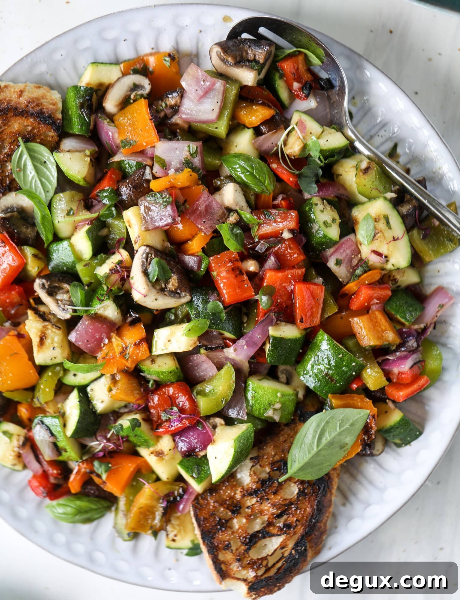 These are the best grilled vegetables ever! You grill your veggies and chop them into the perfect bite, then drizzle them with a fabulous fresh basil vinaigrette. Delish! It doesn't end there; serve these with grilled garlic toast and everyone will freak! I howsweeteats.com #best #grilled #vegetables #veggies #basil #bread