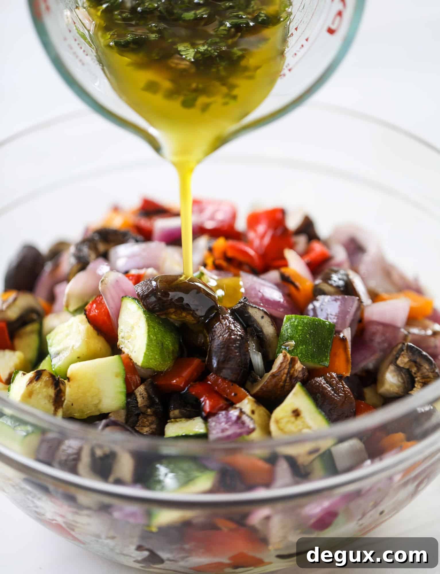 These are the best grilled vegetables ever! You grill your veggies and chop them into the perfect bite, then drizzle them with a fabulous fresh basil vinaigrette. Delish! It doesn't end there; serve these with grilled garlic toast and everyone will freak! I howsweeteats.com #best #grilled #vegetables #veggies #basil #bread